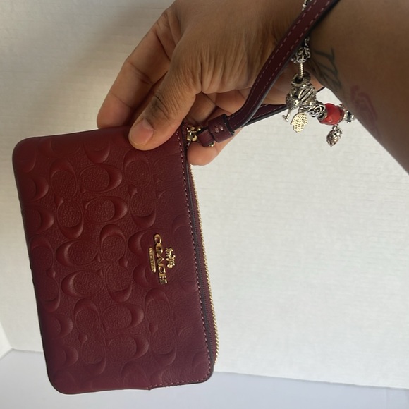 Coach corner zippered leather wristlet with embroidered signature - Picture 13 of 16